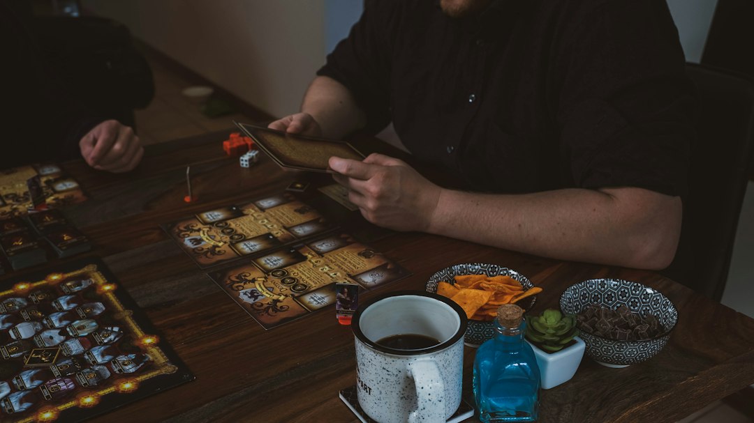 Deux personnes jouent ensemble à un jeu de société autour d’une table.