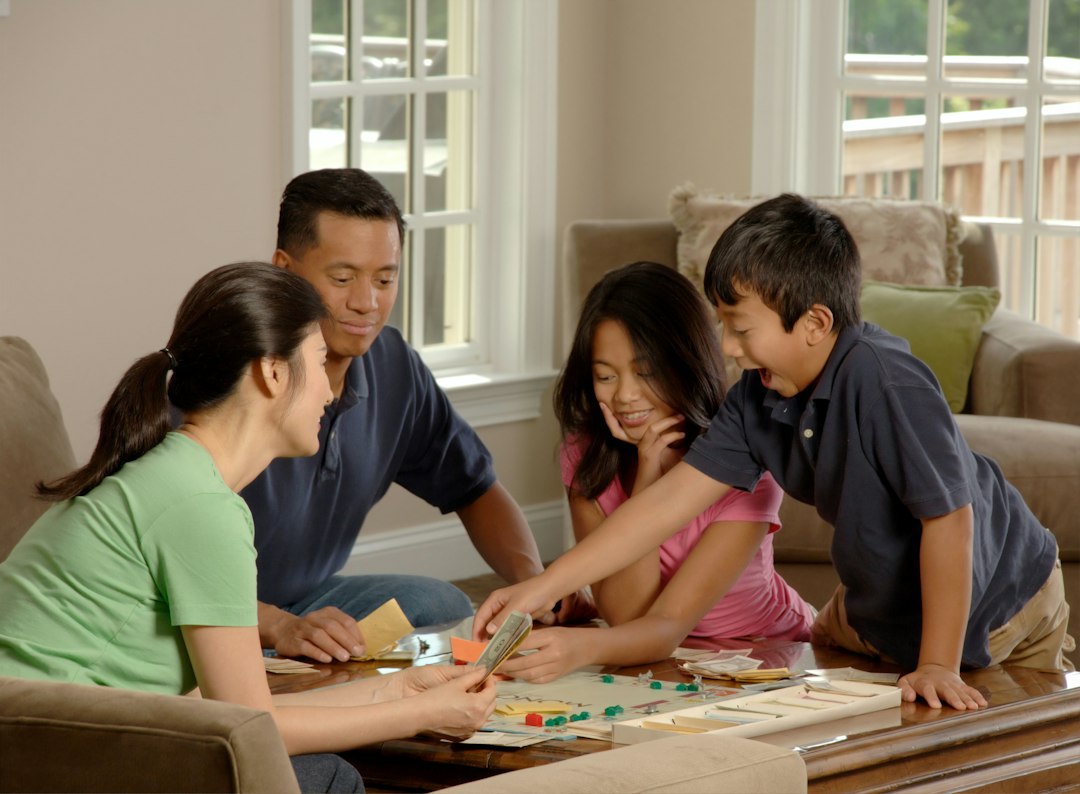 Une famille réunie autour d’un jeu de société.